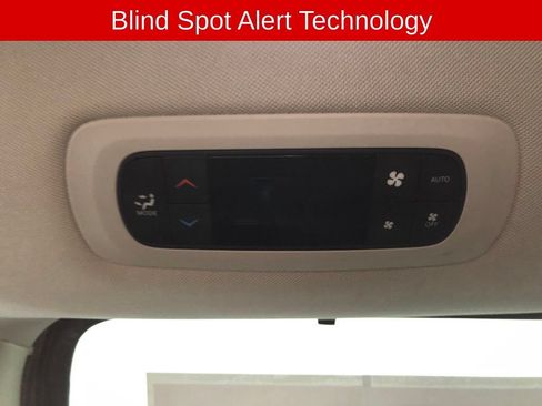 Used 2023 Chrysler Pacifica Touring-L FWD image 13