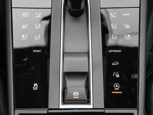 Certified 2025 Porsche Macan image 20