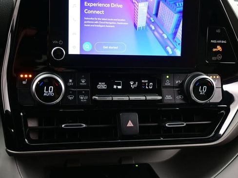 Used 2023 Toyota Highlander XLE AWD/4WD image 22