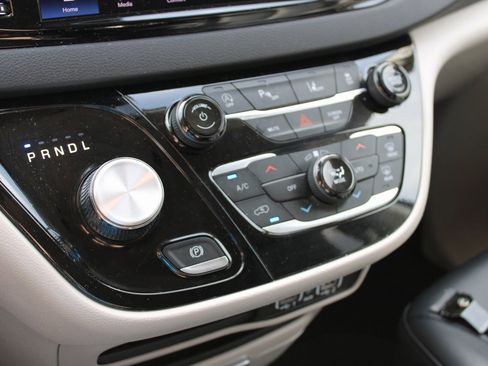 Used 2024 Chrysler Pacifica Touring-L image 25