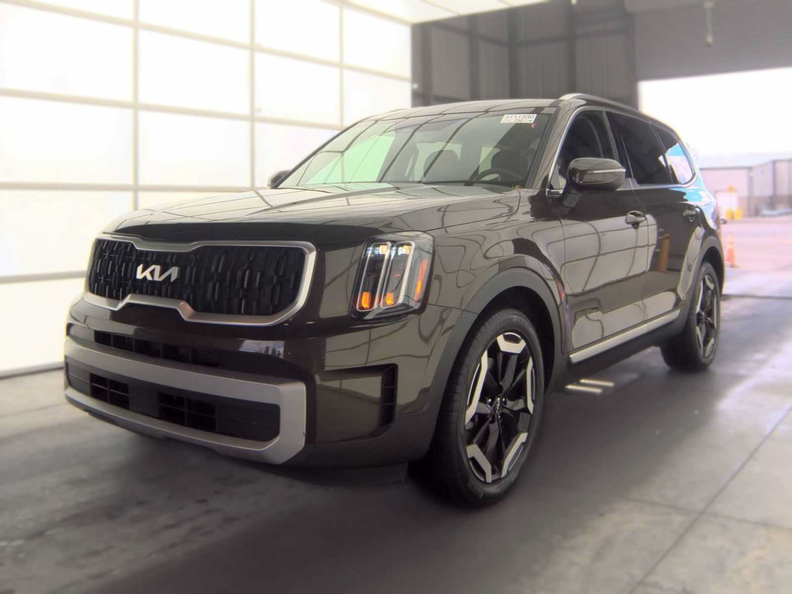 Used 2024 Kia Telluride EX w/ EX Captain's Chair Package AWD/4WD image 2