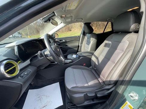 Certified 2025 Chevrolet Trax LT w/ LT Convenience Package image 22