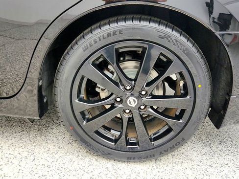 Used 2017 Nissan Altima 2.5 SR w/ Midnight Edition Package FWD image 9
