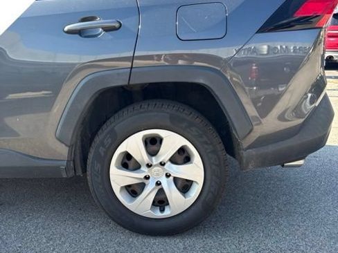 Used 2021 Toyota RAV4 LE FWD image 10