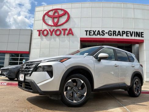 Used 2025 Nissan Rogue SV FWD image 2