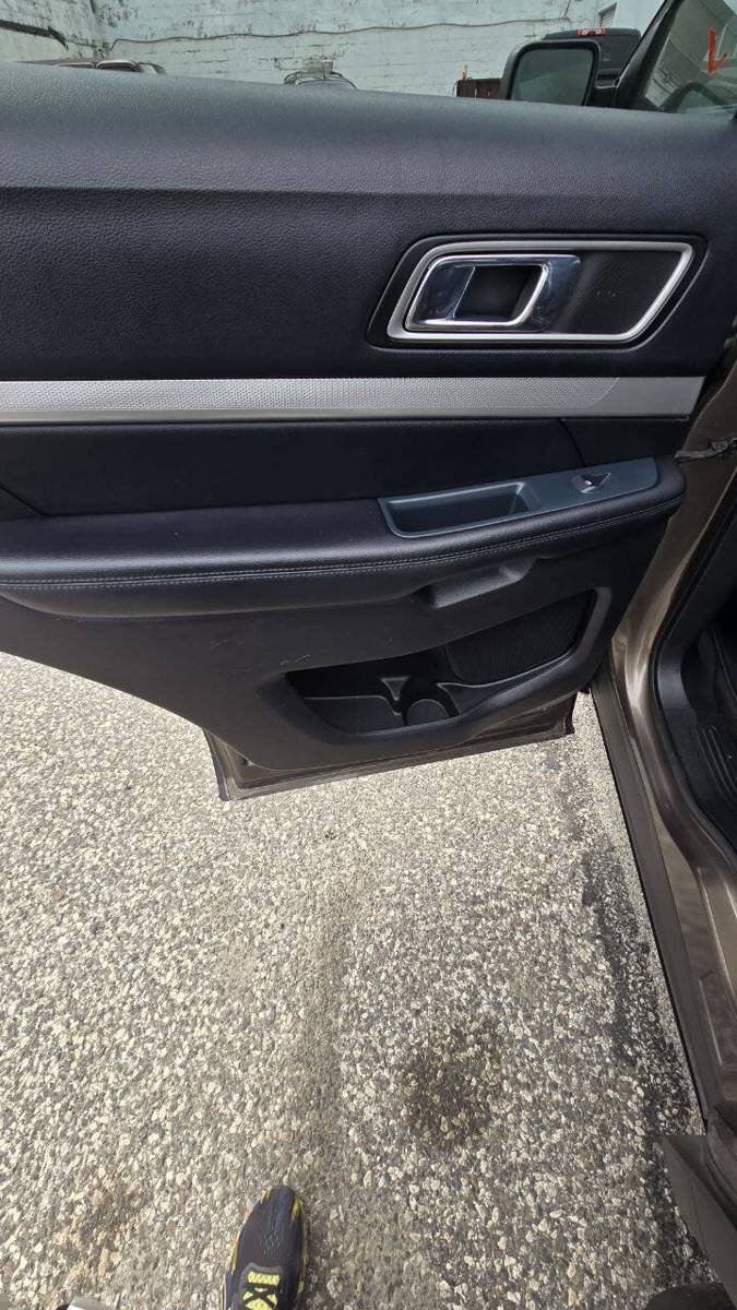 Used 2016 Ford Explorer XLT w/ Equipment Group 202A AWD/4WD image 13