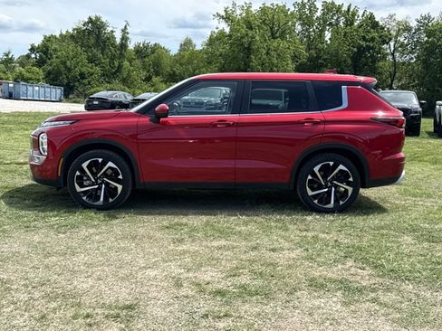Used 2023 Mitsubishi Outlander SE FWD image 3