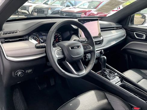 Used 2025 Jeep Compass Limited AWD/4WD image 17