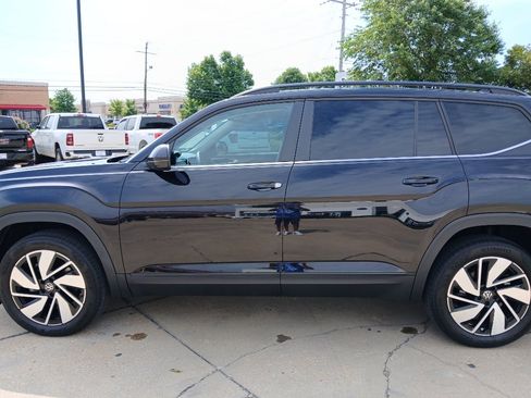 Used 2024 Volkswagen Atlas SE AWD/4WD image 3