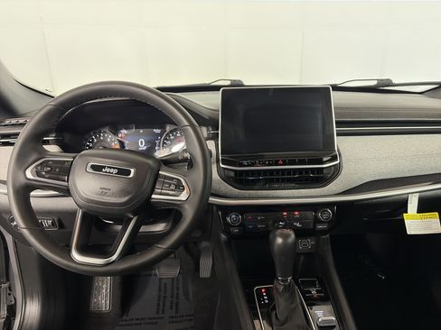 Used 2023 Jeep Compass Latitude AWD/4WD image 3