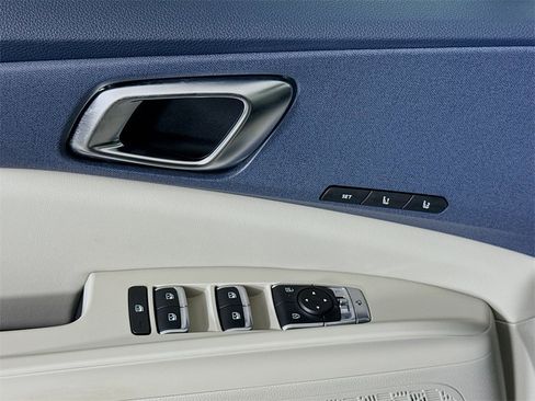 Used 2026 Kia Carnival EX image 24