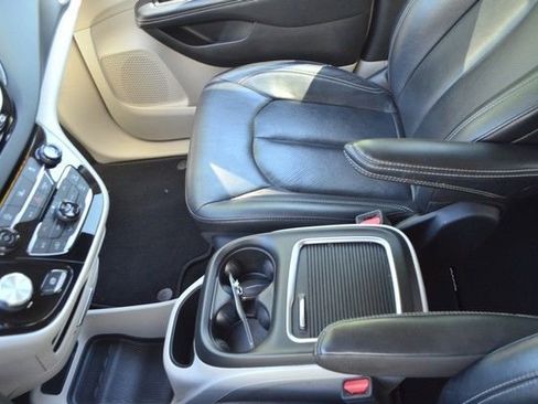 Used 2022 Chrysler Pacifica Touring-L FWD image 25