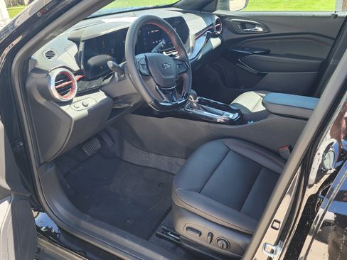 Used 2025 Chevrolet Trax RS w/ Sunroof Package FWD image 10
