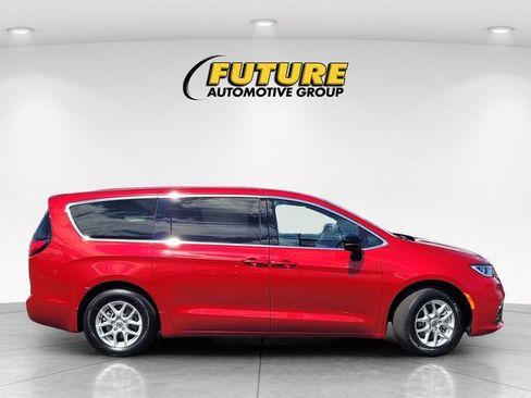 Used 2025 Chrysler Pacifica Select FWD image 3
