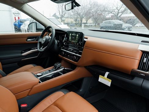 New 2025 Nissan Pathfinder Platinum image 31