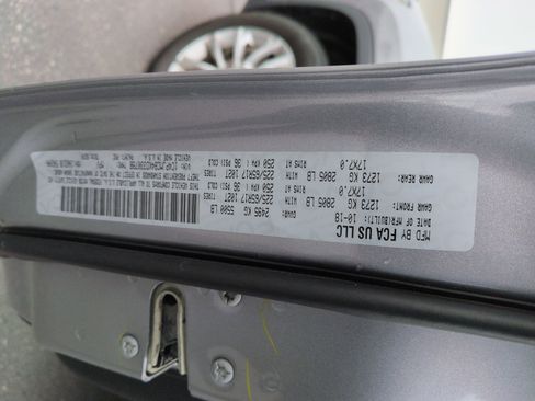 Used 2019 Jeep Cherokee Latitude w/ Popular Appearance Group image 34