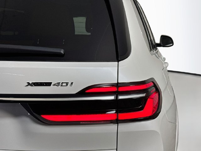 Used 2027 BMW X7 xDrive40i AWD/4WD image 33