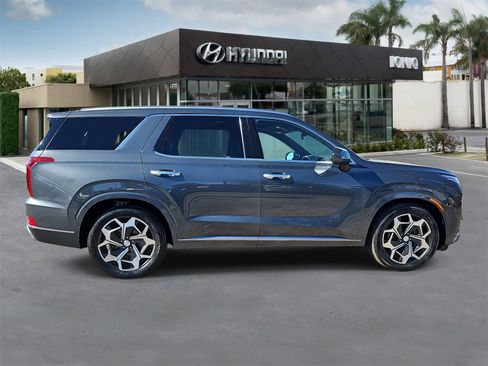 Used 2022 Hyundai Palisade Calligraphy image 2