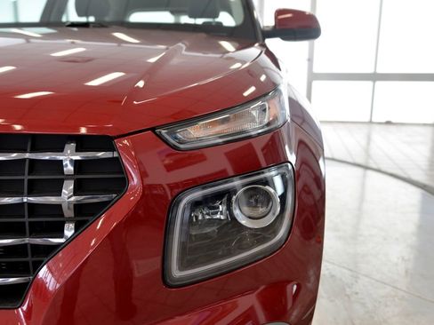 Used 2023 Hyundai Venue Limited image 11