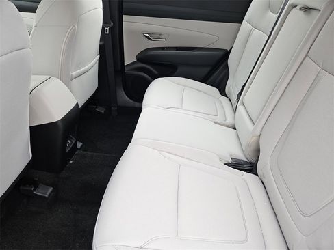 Used 2025 Hyundai Tucson SE image 19