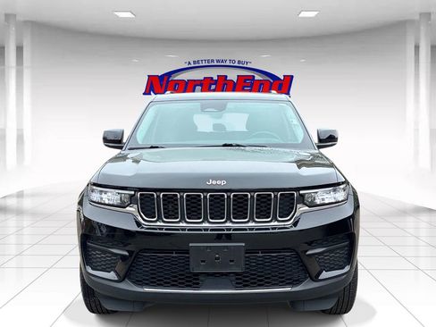 Used 2022 Jeep Grand Cherokee Laredo w/ Luxury Tech Group I AWD/4WD image 2