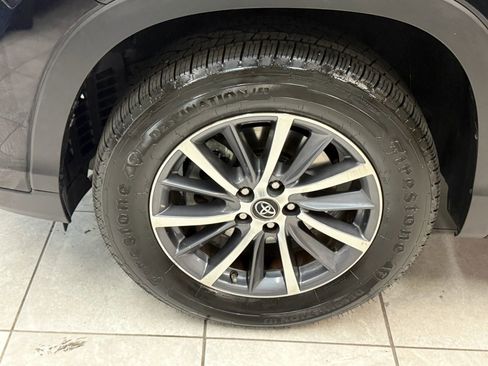 Used 2017 Toyota Highlander XLE image 41