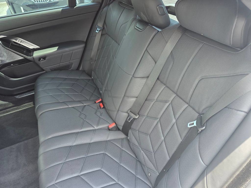 Used 2023 BMW i7 xDrive60 AWD/4WD image 16