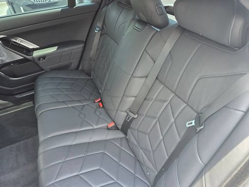Used 2023 BMW i7 xDrive60 AWD/4WD image 16