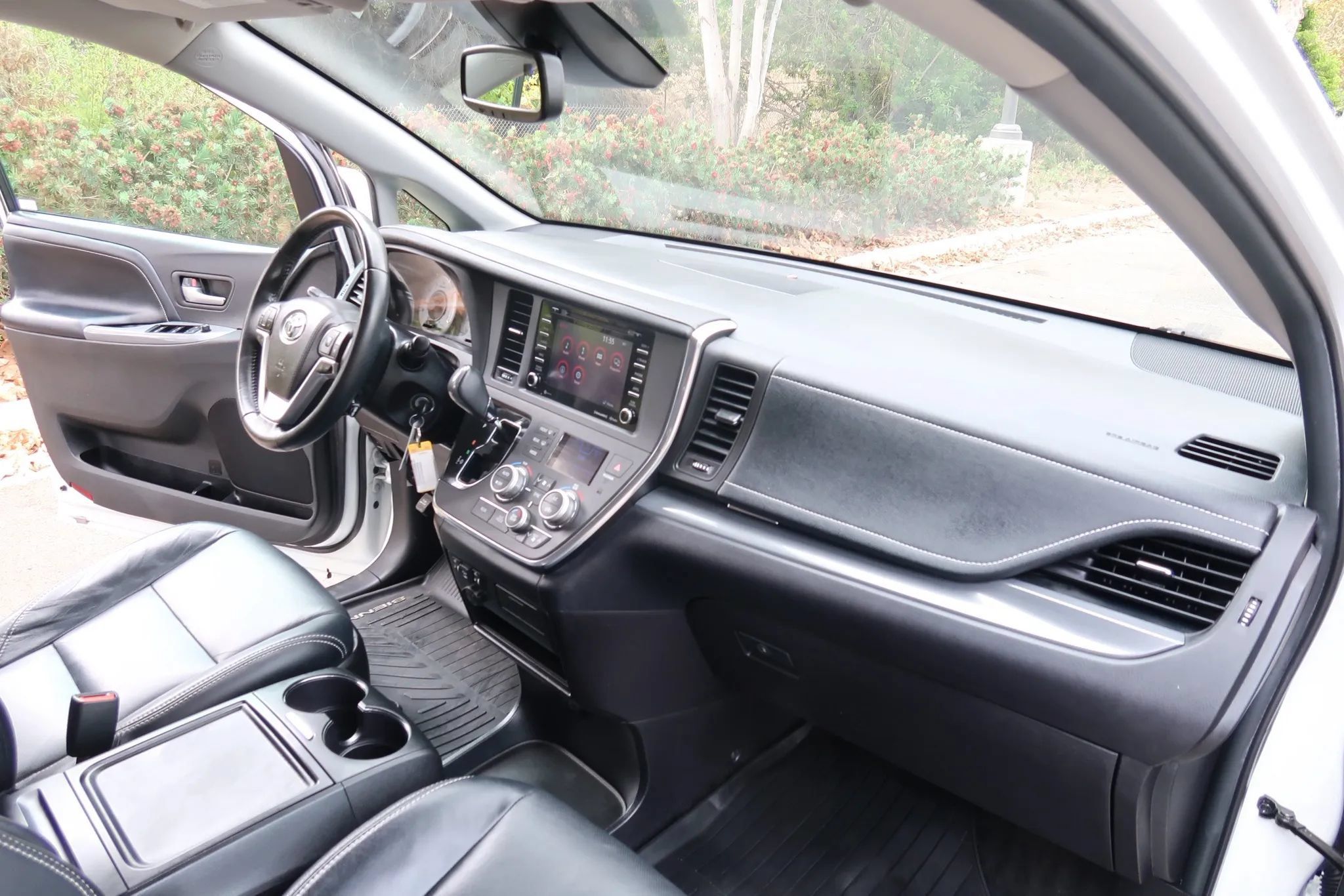 Used 2018 Toyota Sienna SE w/ Carpet Mat Package FWD image 23