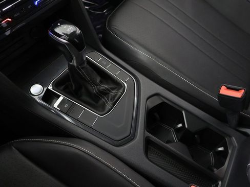 Used 2022 Volkswagen Tiguan SE w/ Panoramic Sunroof Package image 51