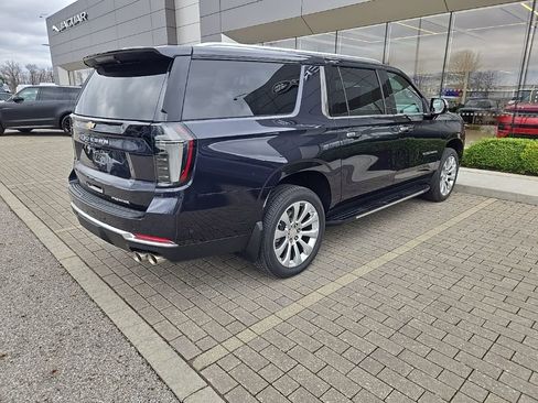 Used 2025 Chevrolet Suburban Premier image 5