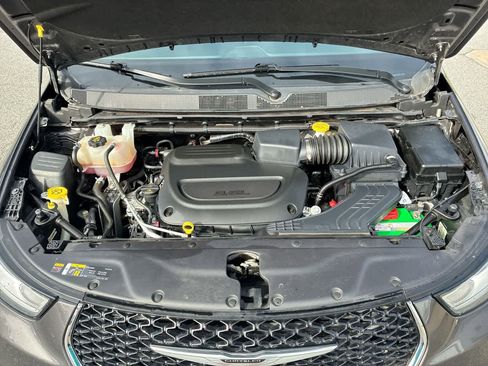 Used 2023 Chrysler Pacifica Touring-L FWD image 28