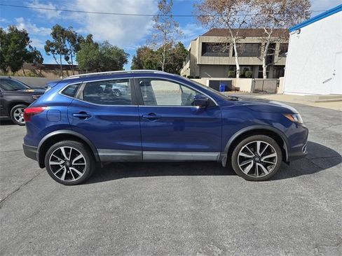 Used 2017 Nissan Rogue Sport SL image 2