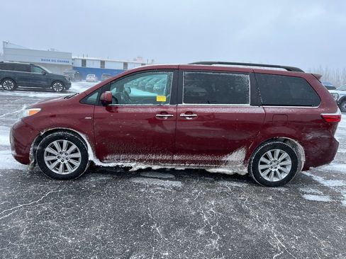 Used 2017 Toyota Sienna XLE image 2