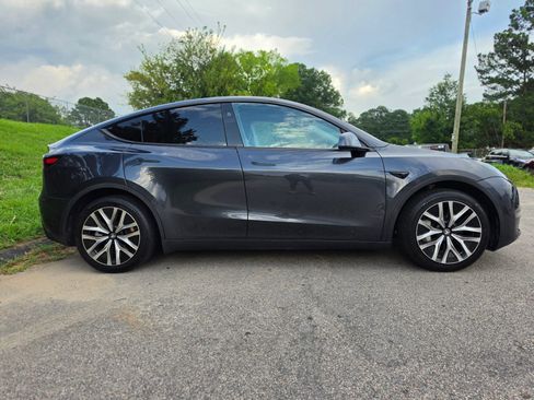Used 2024 Tesla Model Y 2WD image 5