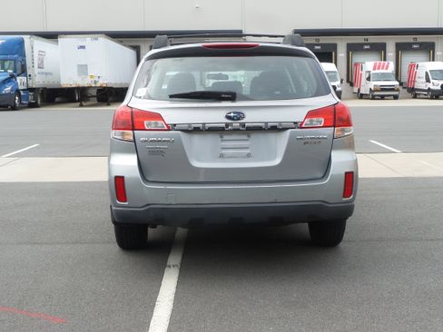 Used 2010 Subaru Outback 2.5i image 4