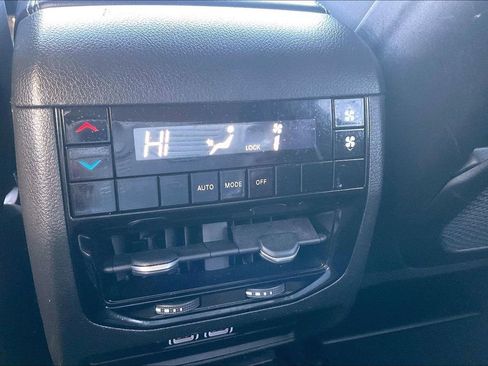 Used 2023 Jeep Grand Cherokee L Laredo image 12