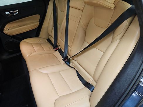 Used 2020 Volvo XC60 T5 Momentum w/ Protection Package Premier image 17