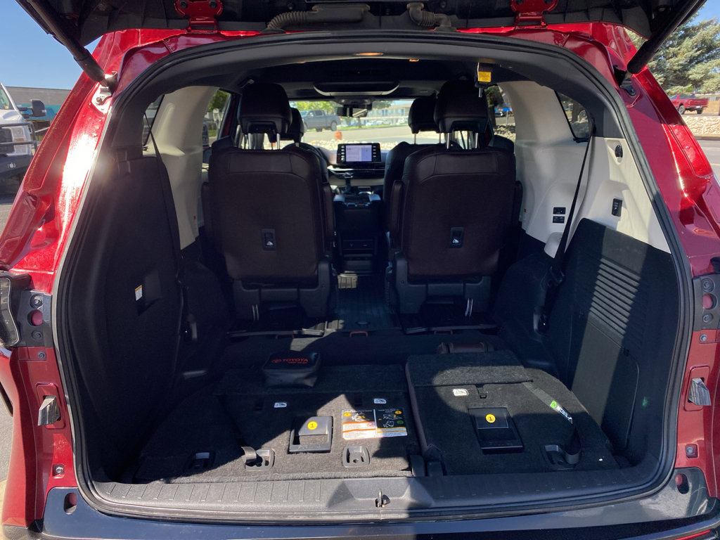 Used 2023 Toyota Sienna Platinum AWD/4WD image 4