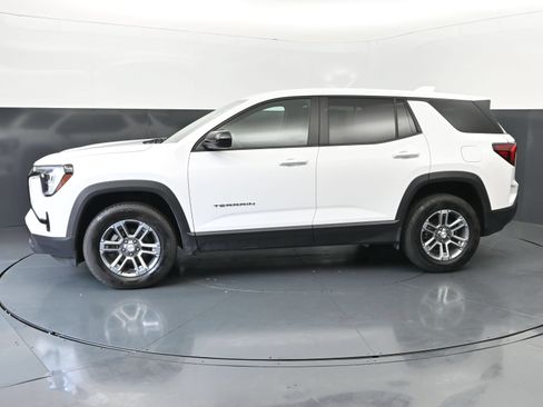 Used 2025 GMC Terrain Elevation AWD/4WD image 2