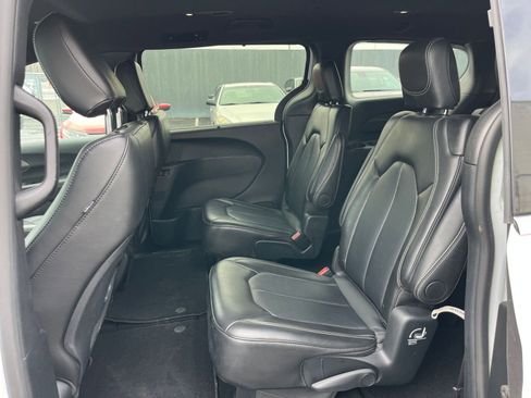 Used 2025 Chrysler Pacifica Select image 28