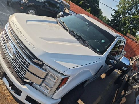 Used 2017 Ford F250 Platinum w/ Platinum Ultimate Package AWD/4WD image 3
