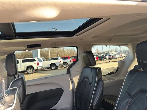 Used 2022 Chrysler Pacifica Limited image 44