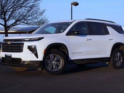 Used 2025 Chevrolet Traverse LT image 17