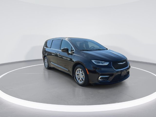 Used 2025 Chrysler Pacifica Select FWD image 2
