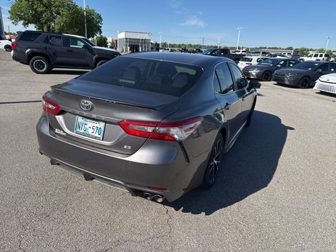 Used 2018 Toyota Camry SE w/ Convenience Package image 3