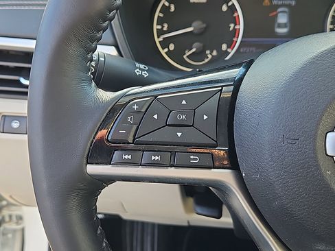 Used 2021 Nissan Altima 2.5 SV w/ SV Premium Package image 15