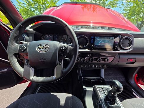 Used 2018 Toyota Tacoma TRD Off-Road w/ Technology Package AWD/4WD image 34