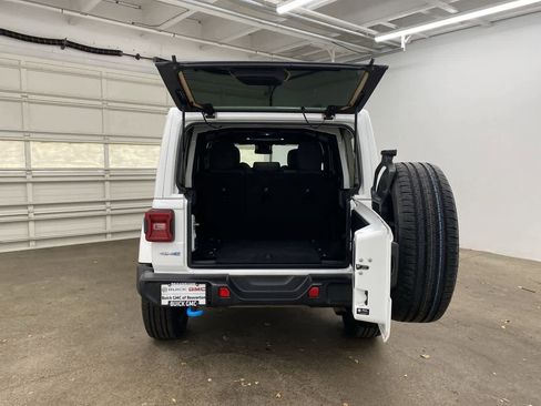 Used 2024 Jeep Wrangler Sahara image 29