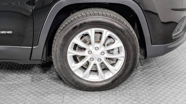 Used 2020 Jeep Cherokee Latitude AWD/4WD image 33